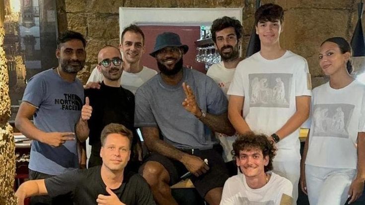 LeBron James festeggia l’oro olimpico a Palermo: pranzo da Gagini e poi giro nel centro storico