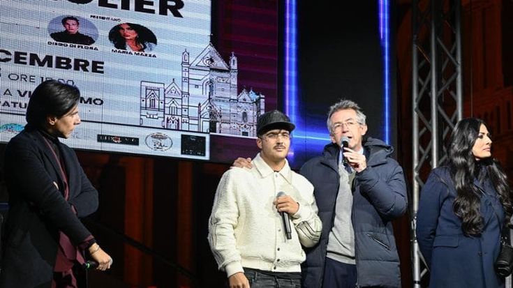 Tutti pazzi per Geolier, folla sul sagrato del Duomo: “Non potrei essere quel che sono senza Napoli”