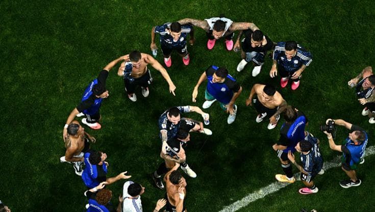I 5 minuti dell’Argentina: i campioni si rialzano tenendosi per mano