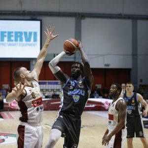 Basket, semifinali playoff: Cremona batte Venezia e porta la serie in parità