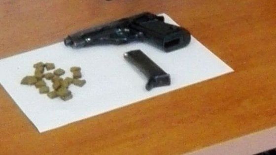 Bari, droga e armi nascosti nel pensile della cucina: arrestata una coppia di Terlizzi
