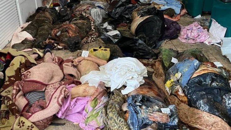 I corpi tra le casse del supermercato: la foto del nuovo orrore a Mariupol