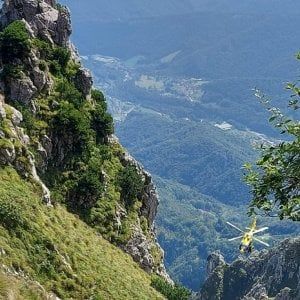 Incidente in montagna: 22enne precipita per 400 metri e muore durante un'escursione con gli amici