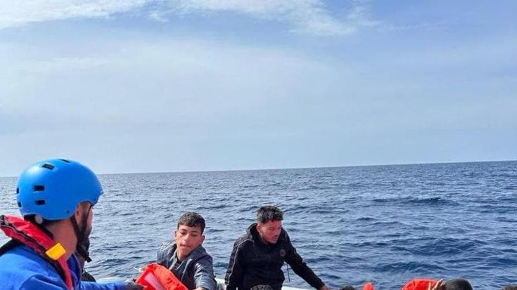 A Lampedusa 1.400 arrivi in 48 ore, altri 300 naufraghi salvati dalle ong