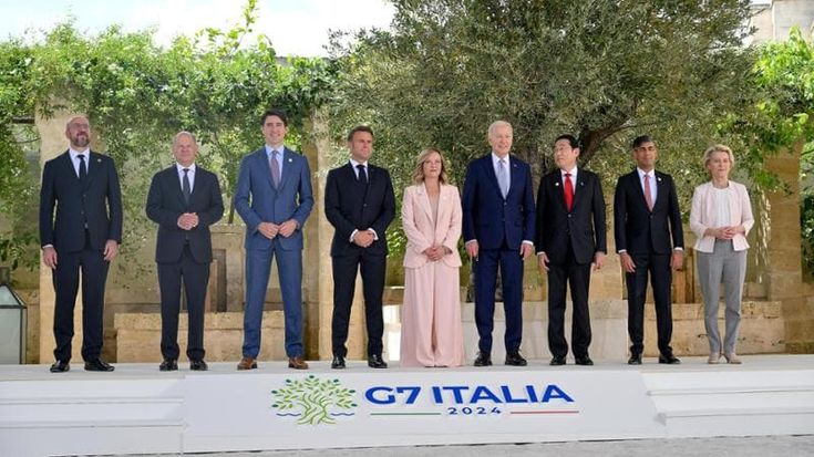 L’imbarazzo con Macron, il rimprovero a Biden per il ritardo, il selfie di Giorgia ritoccato. Breviario della foto di famiglia di Meloni al G7