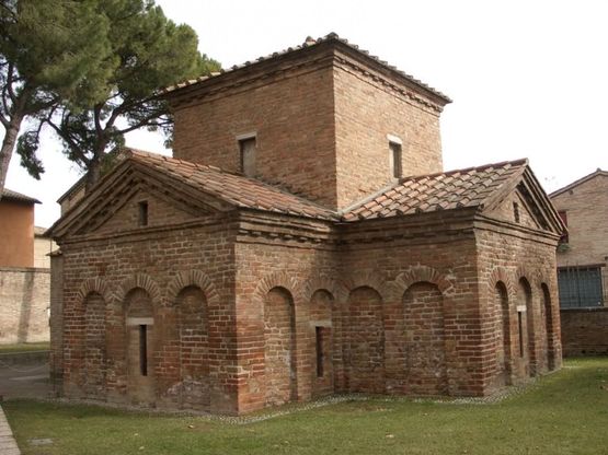 Ravenna, tra Teodorico, le dune e i naturisti