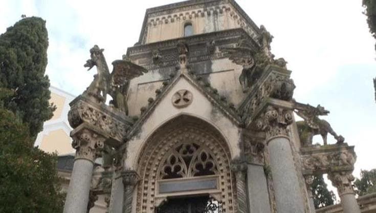 Cimitero di Bari, stretta sui tour a pagamento e più controlli contro feste sulle lapidi dei mafiosi
