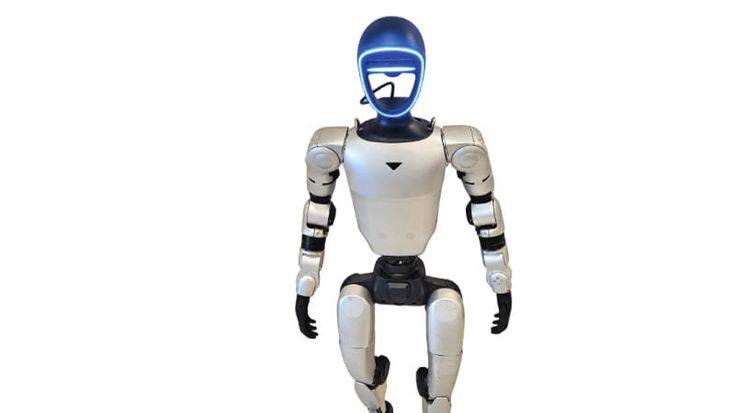 Milano e l'IA, in piazza San Babila un robot dialoga con i cittadini sul futuro della città