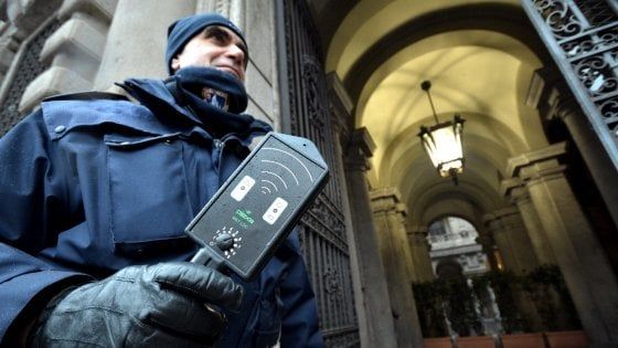 Milano, dopo il blitz di CasaPound in Comune arrivano i metal detector