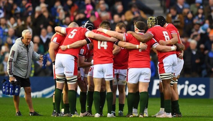 Rugby gallese in crisi, tagli agli stipendi. I giocatori minacciano: "Niente partita con l'Inghilterra"