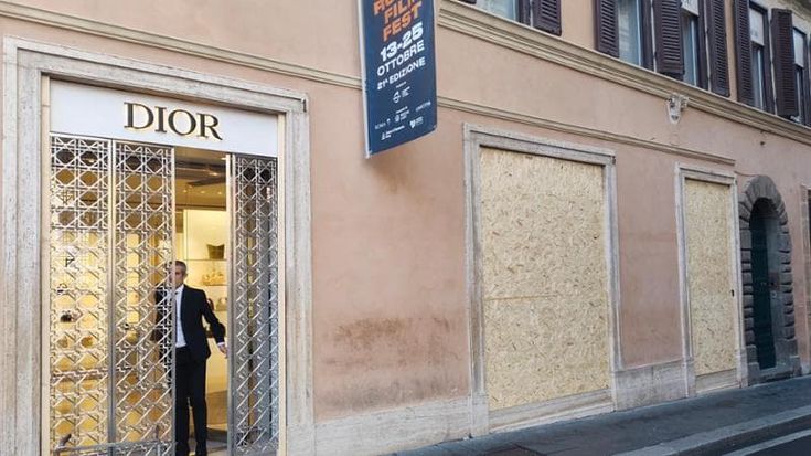 Corteo a Roma, centro blindato: vetrine coperte con il legno in via Condotti. “Paura degli scontri”