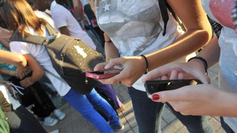 Scuola, 7 famiglie su 10 approvano il divieto di smartphone. L’80% chiede più educazione affettiva