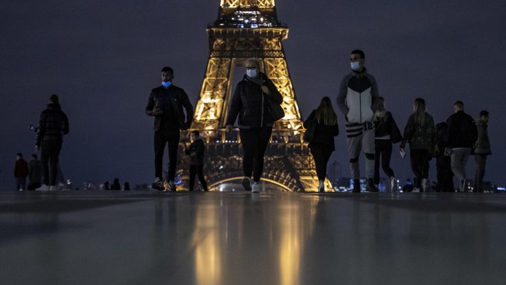Le luci spente della Ville Lumière: Parigi si rassegna al coprifuoco