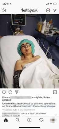 Luciana Littizzetto ricoverata per una frattura saluta i fan dalla sala operatoria
