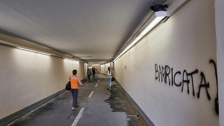 Scritte e scarabocchi nel tunnel di Borgo Incrociati appena riverniciato