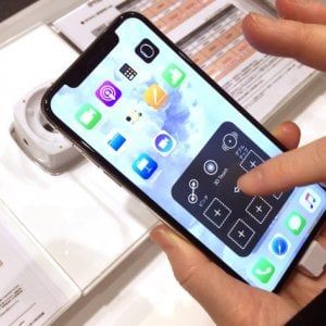 Prezzo stellare, schermo troppo piccolo. E le vendite dell'iPhone X vanno in crisi