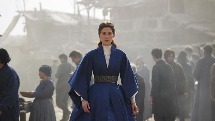 ‘La ruota del tempo’, la magia secondo Rosamund Pike: “Ho fatto l’attrice per poter scomparire”