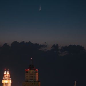 Palermo, le immagini della cometa Neowise sopra il grattacielo
