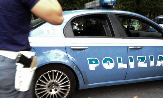 Cazzotto alla commessa per rapinare una farmacia