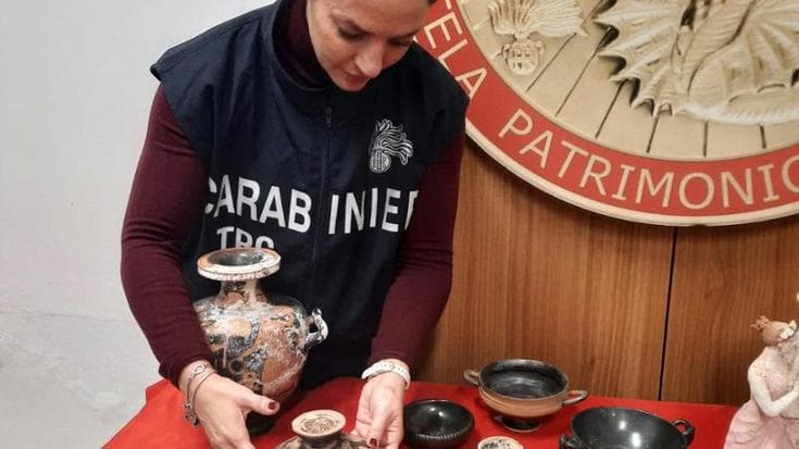 Beni archeologici trafugati e venduti all’estero, fermata banda di tombaroli pugliesi: 4 arresti