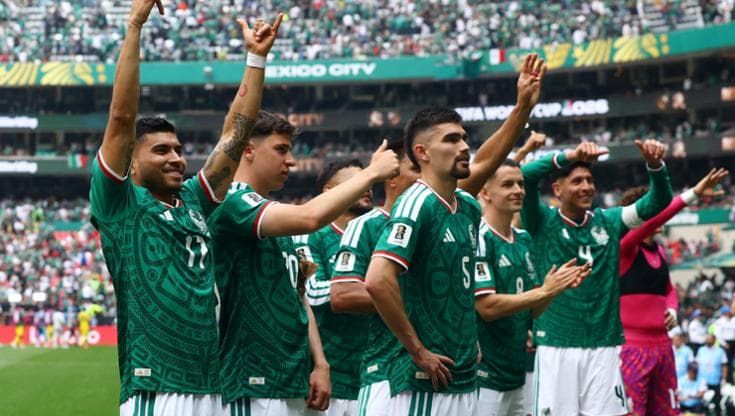 Messico, subito festa: 2-0 al Sudafrica. La partita inaugurale dei Mondiali finisce con tre espulsi
