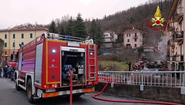 Ronco Scrivia, auto ibrida prende fuoco in un box, un morto e tre feriti