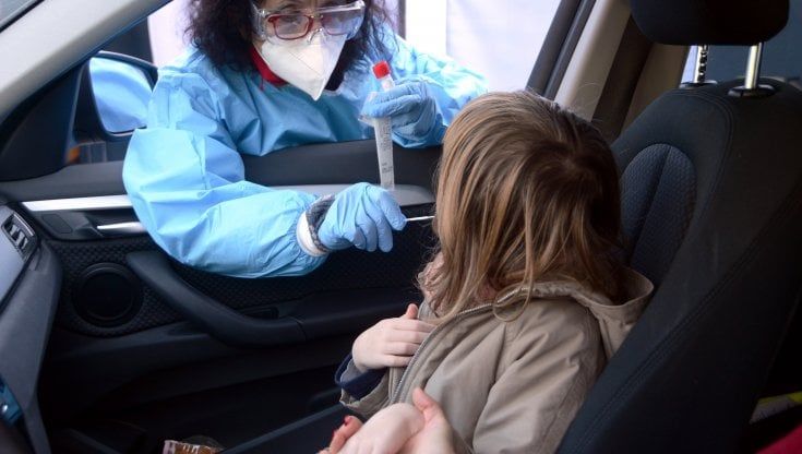 Covid, in Lombardia è rischio zona gialla:  2990 nuovi casi, 14 i decessi