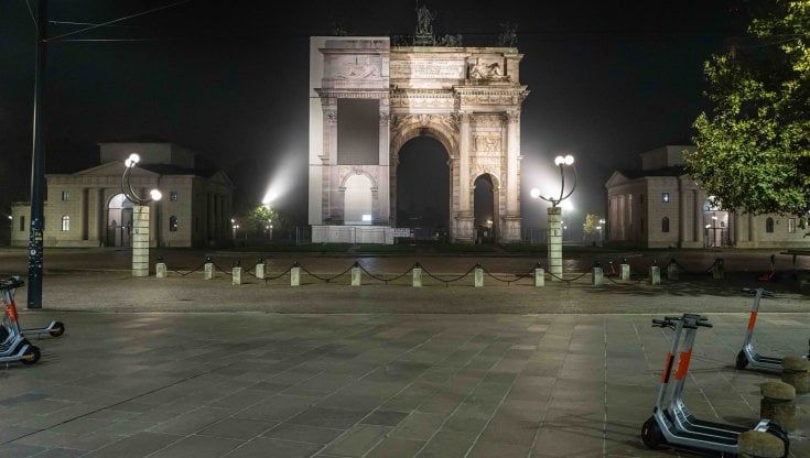 Nebbia, taxi e metronotte: nelle ore del coprifuoco la città è popolata solo di fantasmi