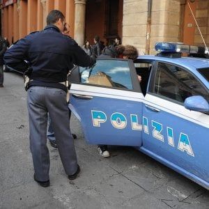 Picchia la compagna e la minaccia di morte, arrestato dalla polizia
