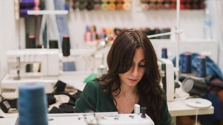 La sarta: “All’alta moda ho preferito la bottega. Uso stoffe riciclate e la poesia dei pezzi unici”