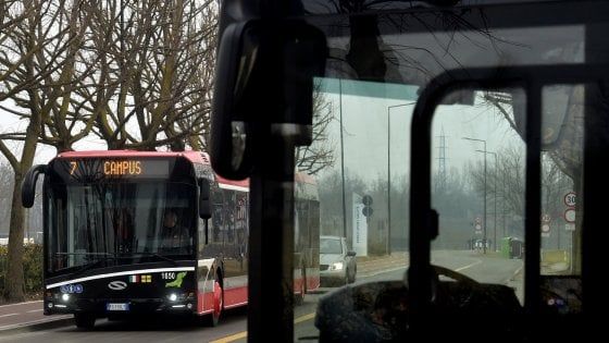 Parma, foto a chi viaggia sul bus senza biglietto e documenti