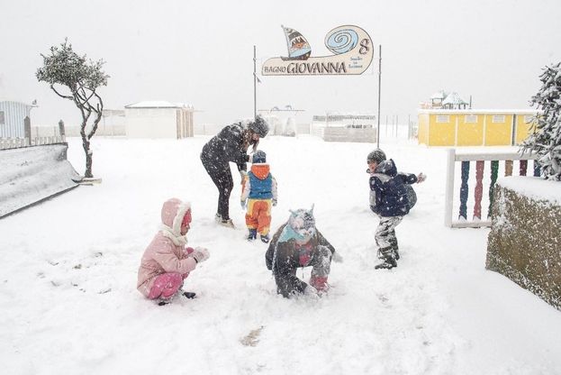 Cartoline inusuali dalla Riviera romagnola: a Rimini si gioca con la neve in spiaggia
