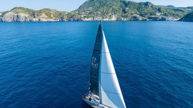 In barca a vela attorno all’isola, lo spettacolo della “Barcolana” di Ischia