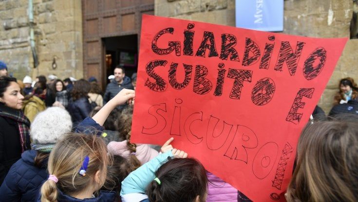 “Dopo il crollo del gelso a scuola vogliamo nuovi controlli”