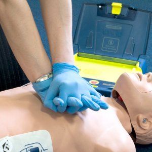 Pavia, massaggio cardiaco e defibrillatore: gli studenti salvano la vita al prof