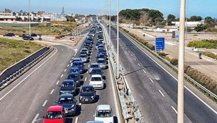 Bari, camion di pomodori si ribalta in tangenziale: lunghe code per il mare