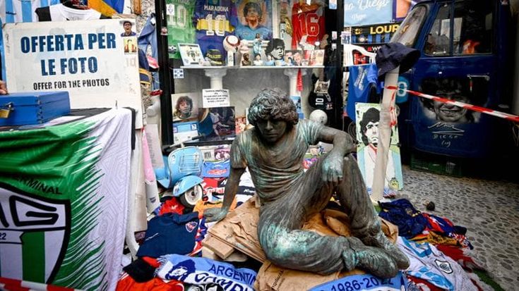 Maradona, mito senza tempo: nuova scultura ispirata al giorno del suo arrivo a Napoli