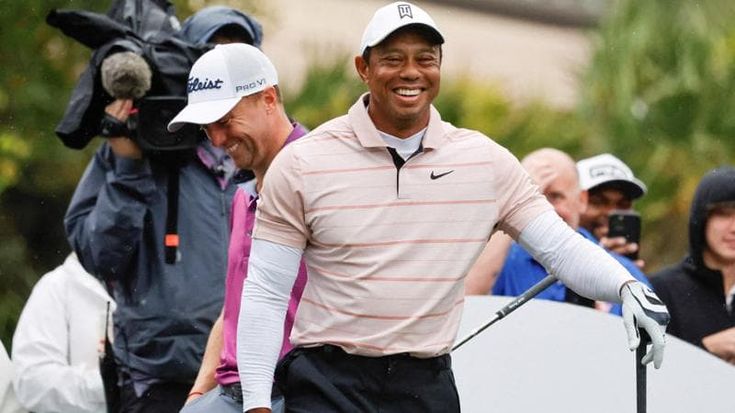 Tiger Woods colto da malore durante un torneo. “Aveva le vertigini, era disidratato”