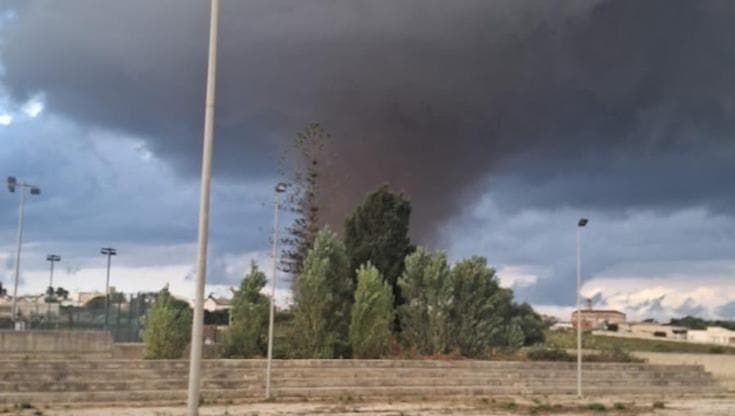 La furia della doppia tromba marina a Marsala: 16 feriti fra cui 10 bambini di una scuola distrutta