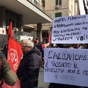 Roma, gli sfollati dell'hotel Flaminius: "Il Comune ci aiuti"
