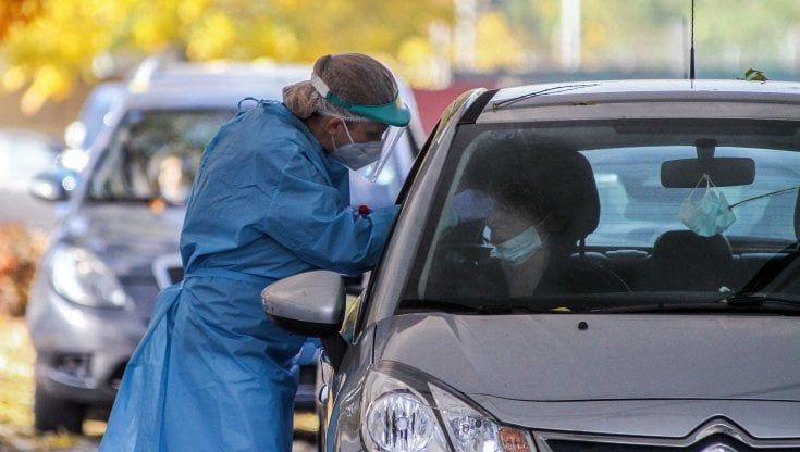 Sardegna, il tampone è un'odissea: "A 70 anni costretti a tre ore in viaggio con la febbre alta"