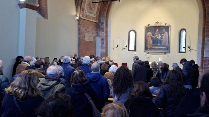 I compagni e le rose bianche alle camere ardenti per le vittime di Crans: “Potevamo esserci noi”