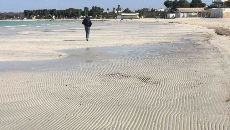 Salento, la sabbia è pettinata dal mare: l'effetto bassa marea sulla spiaggia