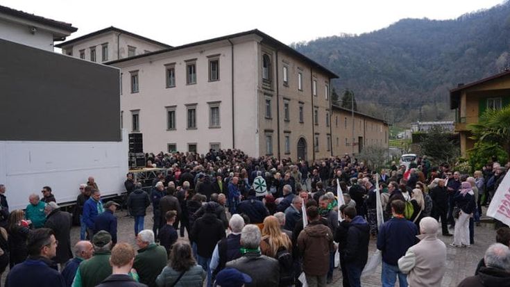 Funerali di Bossi: contestato Salvini in camicia verde. Coro dei leghisti: bruciamo il tricolore