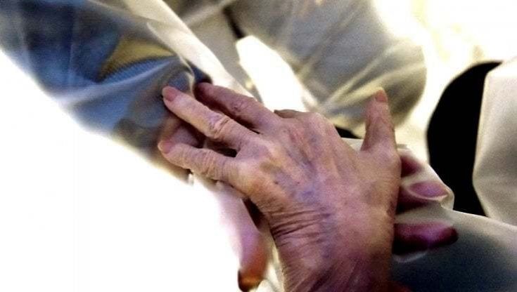 Due anni di crudeltà su donna disabile: arrestate badanti madre e figlia