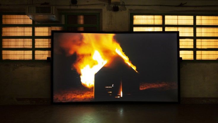 Il futuro tra le fiamme nelle visioni d'artista