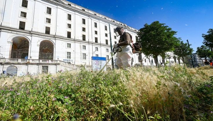 Napoli, bonificata piazza Carlo III: cento sacchi di rifiuti