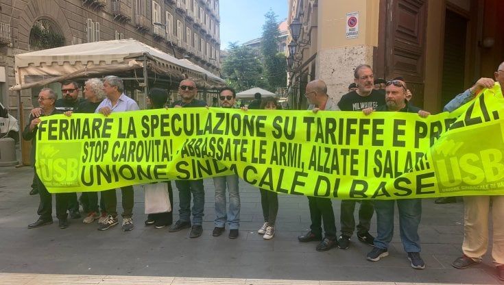 Caro energia, il sindacato brucia bollette in piazza a Napoli
