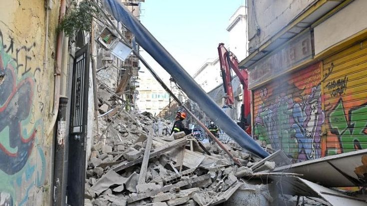 Porta Capuana, nessuna vittima nel crollo del palazzo. I residenti: “Qui troppo degrado”