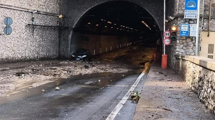 Statale sorrentina, frana a Castellammare: restano chiuse galleria e strada a Pozzano